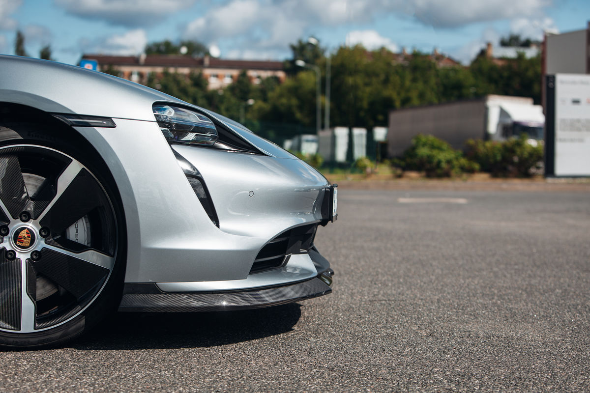 Porsche Taycan PreFacelift (2019 – 2023) CARBON P-Performance Aero Priekšeja bufera uzlika / lūpa priekš Porsche Taycan