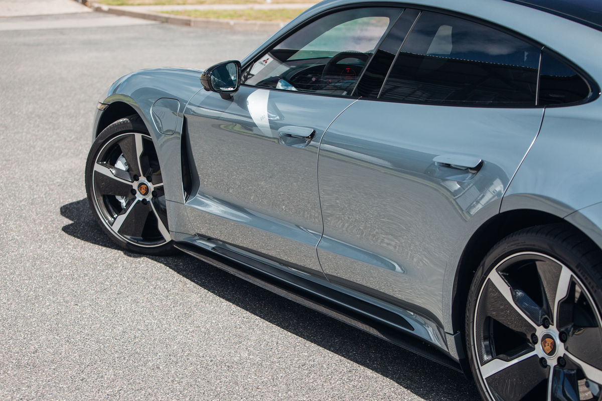 Porsche Taycan PreFacelift (2019 – 2023) CARBON P-Performance Aero Uzlikas uz sliekšņiem priekš Porsche Taycan