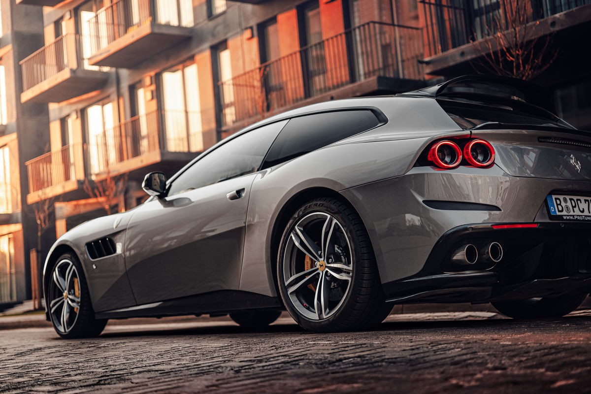 Ferrari GTC4 Lusso (2016 - 2020) CARBON Performance Aero sideskirt set for Ferrari GTC4 Lusso